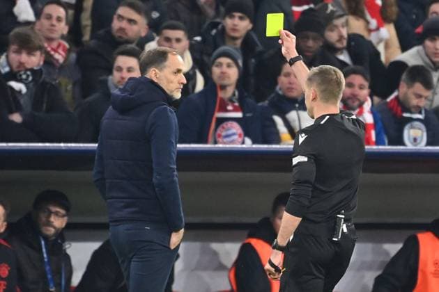 Sport Themen der Woche KW16 Sport Bilder des Tages Gelbe Karte fuer Trainer Thomas TUCHEL (Bayern Muenchen) von Schiedsrichter Clement TURPN. Fussball Champions League Viertelfinale FC Bayern Muenchen-Manchester City (ManCity) am 19.04.2023, A L L I A N Z A R E N A. *** Yellow card for coach Thomas TUCHEL Bayern Muenchen by referee Clement TURPN Football Champions League quarterfinal FC Bayern Muenchen Manchester City ManCity on 19 04 2023, A L L I A N Z A R E N A