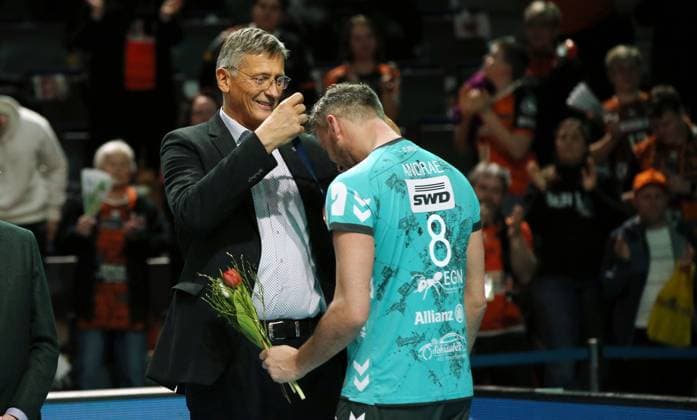 DVV Präsident Rene Hecht ehrt und gratuluert Björn Andrae zur Bronzemedaille 3.Platz Volleyball Bundesliga Herren Saison 2022 2023 19.04.2023 BR Volleys Berlin BRV vs. SWD Powervolleys Düren