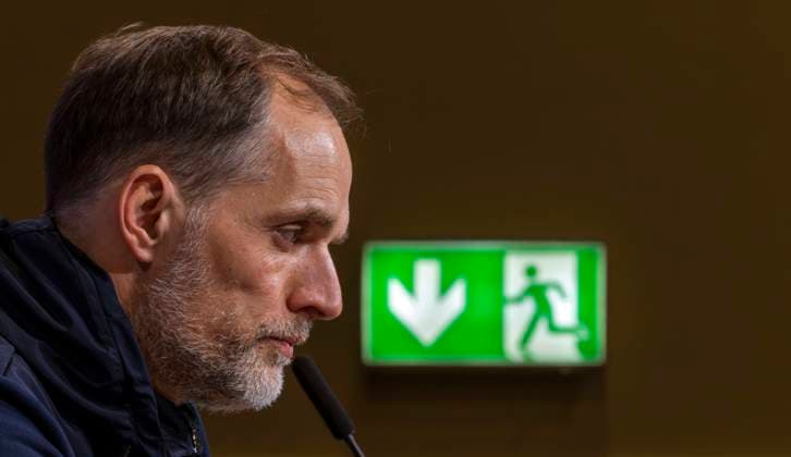 Sport Bilder des Tages 19.04.2023, Fussball UEFA Championsleague 2022 2023: Viertelfinale, FC Bayern München - Manchester City, in der Allianz-Arena München. Trainer Thomas Tuchel (FC Bayern München) nach dem Spiel bei der PK enttäuscht, das Notausgangs-Schild hinter ihm beachtet er nicht.