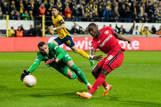 Sport Bilder des Tages UEFA Europa League Viertelfinale: Royale Union Saint Gilloise - Bayer 04 Leverkusen Anthony Moris (Royale Union Saint Gilloise, 49), Moussa Diaby (Bayer 04 Leverkusen, 19) Torschuss zum 0:1 UEFA Europa League Viertelfinale: Royale Union Saint Gilloise - Bayer 04 Leverkusen, Bruessel, Anderlecht Stadium Copyright: xBEAUTIFULxSPORTS Wunderlx