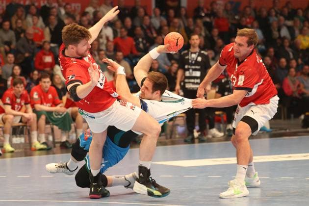 Sport Themen der Woche KW16 Sport Bilder des Tages Handball Liquimoli Handball Bundesliga Herren 2022 2023 - Handball Verein Hamburg vs. Frisch Auf! Göppingen Tobias Schimmelbauer (Hamburg),Kresimir Kozina (Frisch AufGï¿½ngen),Niklas Weller (Hamburg), Sporthalle Hamburg Hamburg *** Handball Liquimoli Handball Bundesliga Men 2022 2023 Handball Sport Verein Hamburg vs Frisch Auf Göppingen Tobias Schimmelbauer Hamburg ,Kresimir Kozina Frisch AufGï¿½ngen ,Niklas Weller Hamburg , Sporthalle Hamburg Hamburg