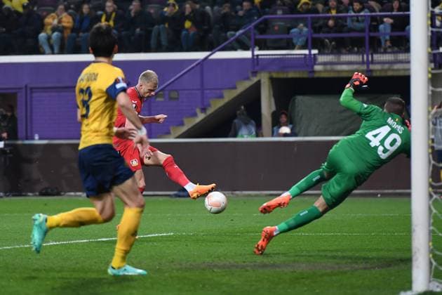 Fußball Europa League Viertelfinale Union Saint-Gilloise - Bayer 04 Leverkusen am 20.04.2023 Lotto-Park in Anderlecht Torschuss Tor zum 0:2 durch Mitchel Bakker ( Leverkusen )