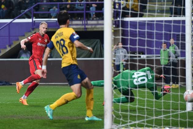 Fußball Europa League Viertelfinale Union Saint-Gilloise - Bayer 04 Leverkusen am 20.04.2023 Lotto-Park in Anderlecht Torschuss Tor zum 0:2 durch Mitchel Bakker ( Leverkusen )