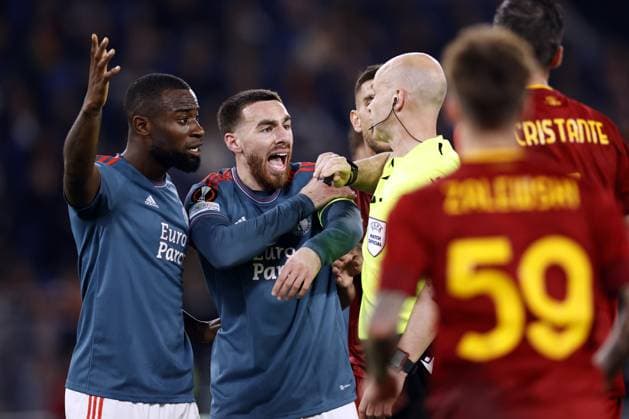 ROME - (lr) Lutsharel Geertruida of Feyenoord, Orkun Kokcu of Feyenoord, referee Anthony Taylor during the UEFA Europa League quarterfinal match between AS Roma and Feyenoord at Stadio Olimpico Rome on April 20, 2023 in Rome, Italy. ANP MAURICE VAN STONE UEFA Europa League Quarter-finals, 2nd leg 2022 2023 xVIxANPxSportx xxANPxIVx 467497812 originalFilename: 467497812.jpg