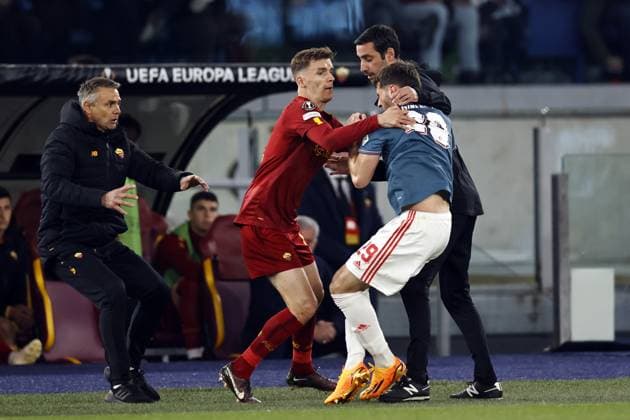 ROME - (lr) Diego Llorente of AS Roma, Santiago Gimenez of Feyenoord and assistant coach AS Roma during the UEFA Europa League quarterfinal match between AS Roma and Feyenoord at Stadio Olimpico Rome on April 20, 2023 in Rome, Italy. ANP MAURICE VAN STONE UEFA Europa League Quarter-finals, 2nd leg 2022 2023 xVIxANPxSportx xxANPxIVx 467498120 originalFilename: 467498120.jpg