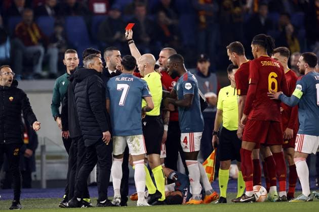 ROME - (lr) Referee Anthony Taylor gives the red card to Salvatore Foti assistant coach AS Roma during the UEFA Europa League quarterfinal match between AS Roma and Feyenoord at Stadio Olimpico Rome on April 20, 2023 in Rome, Italy. ANP MAURICE VAN STONE UEFA Europa League Quarter-finals, 2nd leg 2022 2023 xVIxANPxSportx xxANPxIVx 467500310 originalFilename: 467500310.jpg