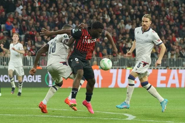 Fußball, ECL, OGC Nizza - FC Basel Terem Moffi (OGC Nice) - Kasim Adams Nuhu (FC Bale)& FOOTBALL : OGC Nice vs FC Bale - Quart de finale retour de Ligue Europa ConfÃ rence - Nice - 20 04 2023 NorbertScanella Panoramic 