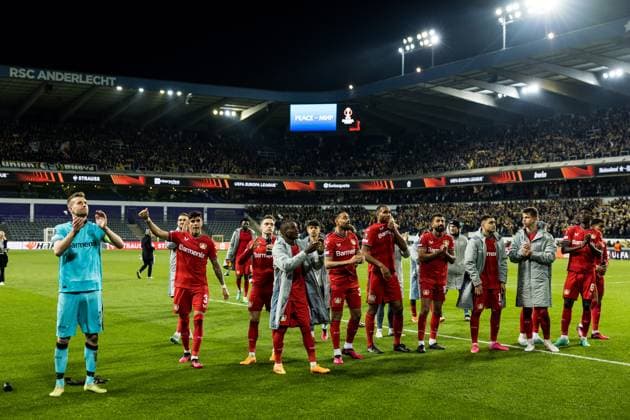 UEFA Europa League Viertelfinale: Royale Union Saint Gilloise - Bayer 04 Leverkusen Die Spieler von Bayer 04 Leverkusen feiern den Sieg und den Einzug ins Halbfinale mit den mitgereisten Fans UEFA Europa League Viertelfinale: Royale Union Saint Gilloise - Bayer 04 Leverkusen, Bruessel, Anderlecht Stadium Copyright: xBEAUTIFULxSPORTS Wunderlx