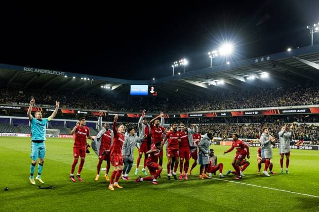 UEFA Europa League Viertelfinale: Royale Union Saint Gilloise - Bayer 04 Leverkusen Die Spieler von Bayer 04 Leverkusen feiern den Sieg und den Einzug ins Halbfinale mit den mitgereisten Fans UEFA Europa League Viertelfinale: Royale Union Saint Gilloise - Bayer 04 Leverkusen, Bruessel, Anderlecht Stadium Copyright: xBEAUTIFULxSPORTS Wunderlx