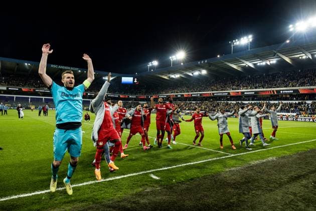 UEFA Europa League Viertelfinale: Royale Union Saint Gilloise - Bayer 04 Leverkusen Die Spieler von Bayer 04 Leverkusen feiern den Sieg und den Einzug ins Halbfinale mit den mitgereisten Fans UEFA Europa League Viertelfinale: Royale Union Saint Gilloise - Bayer 04 Leverkusen, Bruessel, Anderlecht Stadium Copyright: xBEAUTIFULxSPORTS Wunderlx
