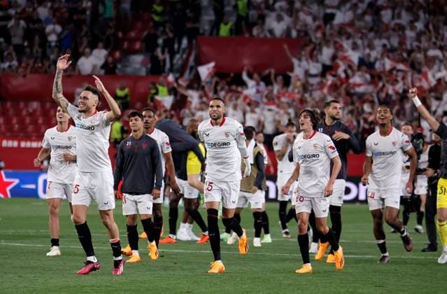 April 20, 2023, Seville, Spain: UEFA Europa League Quarter-finals (2nd leg) soccer match between Sevilla FC and Manchester United, ManU at the Ramon Sanchez Pizjuan Stadium. Sevilla players celebrate win with fans 20 04 2023 SEVILLA CUARTOS DE FINAL DE UEL ESTADIO SANCHEZ PIZJUAN SEVILLA FC-MANCHESTER UNITED 900 Cordon Press