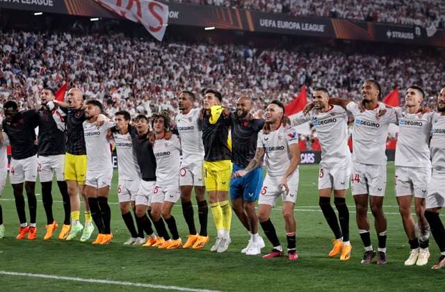 April 20, 2023, Seville, Spain: UEFA Europa League Quarter-finals (2nd leg) soccer match between Sevilla FC and Manchester United, ManU at the Ramon Sanchez Pizjuan Stadium. Sevilla players celebrate win with fans 20 04 2023 SEVILLA CUARTOS DE FINAL DE UEL ESTADIO SANCHEZ PIZJUAN SEVILLA FC-MANCHESTER UNITED 900 Cordon Press
