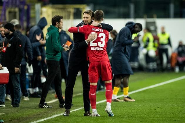 UEFA Europa League Viertelfinale: Royale Union Saint Gilloise - Bayer 04 Leverkusen Simon Rolfes (Direktor Bayer 04 Leverkusen) umarmt Adam Hlozek (Bayer 04 Leverkusen, 23) nach dem Sieg UEFA Europa League Viertelfinale: Royale Union Saint Gilloise - Bayer 04 Leverkusen, Bruessel, Anderlecht Stadium Copyright: xBEAUTIFULxSPORTS Wunderlx