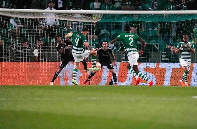 April 20, 2023, Lisbon, Lisbon, Portugal: Huge missed opportunity for SEBASTIoÂN COATES, of Sporting CP, to score during the 2023 UEFA Europa League second leg quarter-final match between Sporting CP and Juventus Torino at Joso Alvalade Stadium. Lisbon Portugal - ZUMAf151 20230420_zsp_f151_010 Copyright: xAlexandraxFechetex