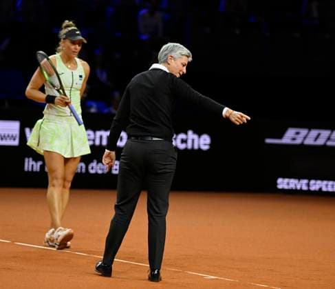 Stuhlschiedsrichterin Schiedsrichterin Referee Marija Cicak im Gespraech Diskussion mit Beatriz Haddad Maia (BRA) Tennis Damen Porsche-Cup Porsche Tennis Grand Prix GP Stuttgart 2023 Viertelfinale Porsche Arena 21.04.2022 DFL REGULATIONS PROHIBIT ANY USE OF PHOTOGRAPHS AS IMAGE SEQUENCES AND OR QUASI-VIDEO Porsche Tennis Grand Prix GP Stuttgart 2023
