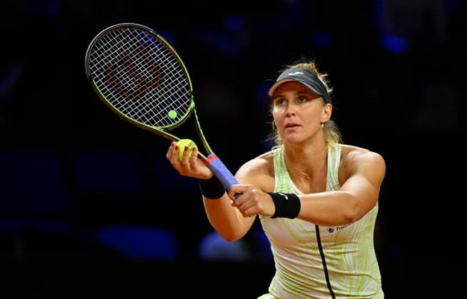 Beatriz Haddad Maia (BRA) Aktion Aufschlag Tennis Damen Porsche-Cup Porsche Tennis Grand Prix GP Stuttgart 2023 Viertelfinale Porsche Arena 21.04.2022 DFL REGULATIONS PROHIBIT ANY USE OF PHOTOGRAPHS AS IMAGE SEQUENCES AND OR QUASI-VIDEO Porsche Tennis Grand Prix GP Stuttgart 2023