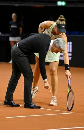 Stuhlschiedsrichterin Schiedsrichterin Referee Marija Cicak im Gespraech Diskussion mit Beatriz Haddad Maia (BRA) Tennis Damen Porsche-Cup Porsche Tennis Grand Prix GP Stuttgart 2023 Viertelfinale Porsche Arena 21.04.2022 DFL REGULATIONS PROHIBIT ANY USE OF PHOTOGRAPHS AS IMAGE SEQUENCES AND OR QUASI-VIDEO Porsche Tennis Grand Prix GP Stuttgart 2023