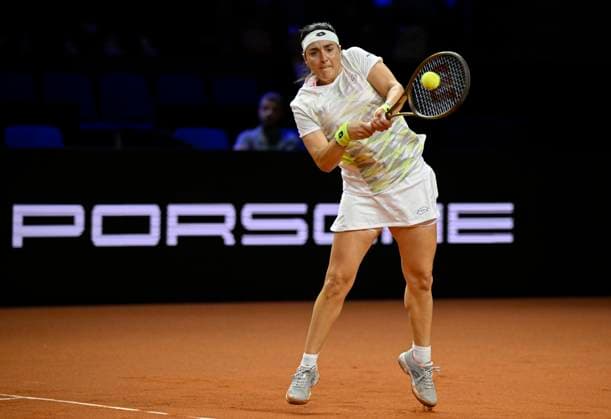 Ons Jabeur (TUN) Aktion Tennis Damen Porsche-Cup Porsche Tennis Grand Prix GP Stuttgart 2023 Viertelfinale Porsche Arena 21.04.2022 DFL REGULATIONS PROHIBIT ANY USE OF PHOTOGRAPHS AS IMAGE SEQUENCES AND OR QUASI-VIDEO Porsche Tennis Grand Prix GP Stuttgart 2023