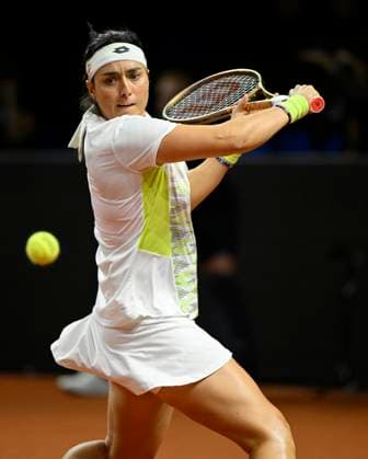 Ons Jabeur (TUN) Aktion Tennis Damen Porsche-Cup Porsche Tennis Grand Prix GP Stuttgart 2023 Viertelfinale Porsche Arena 21.04.2022 DFL REGULATIONS PROHIBIT ANY USE OF PHOTOGRAPHS AS IMAGE SEQUENCES AND OR QUASI-VIDEO Porsche Tennis Grand Prix GP Stuttgart 2023
