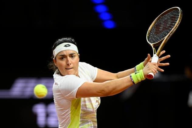 Ons Jabeur (TUN) Aktion Tennis Damen Porsche-Cup Porsche Tennis Grand Prix GP Stuttgart 2023 Viertelfinale Porsche Arena 21.04.2022 DFL REGULATIONS PROHIBIT ANY USE OF PHOTOGRAPHS AS IMAGE SEQUENCES AND OR QUASI-VIDEO Porsche Tennis Grand Prix GP Stuttgart 2023