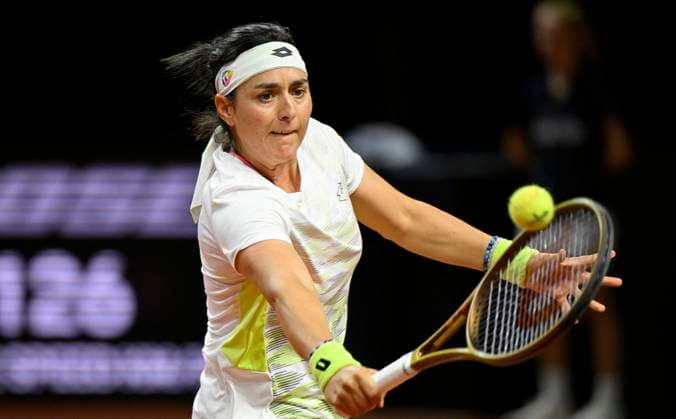 Ons Jabeur (TUN) Aktion Tennis Damen Porsche-Cup Porsche Tennis Grand Prix GP Stuttgart 2023 Viertelfinale Porsche Arena 21.04.2022 DFL REGULATIONS PROHIBIT ANY USE OF PHOTOGRAPHS AS IMAGE SEQUENCES AND OR QUASI-VIDEO Porsche Tennis Grand Prix GP Stuttgart 2023