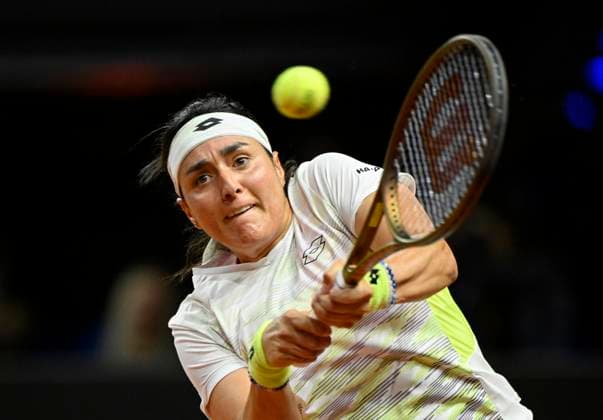 Ons Jabeur (TUN) Aktion Tennis Damen Porsche-Cup Porsche Tennis Grand Prix GP Stuttgart 2023 Viertelfinale Porsche Arena 21.04.2022 DFL REGULATIONS PROHIBIT ANY USE OF PHOTOGRAPHS AS IMAGE SEQUENCES AND OR QUASI-VIDEO Porsche Tennis Grand Prix GP Stuttgart 2023