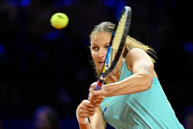 Karolina Pliskova (CZE) Aktion Tennis Damen Porsche-Cup Porsche Tennis Grand Prix GP Stuttgart 2023 Viertelfinale Porsche Arena 21.04.2022 DFL REGULATIONS PROHIBIT ANY USE OF PHOTOGRAPHS AS IMAGE SEQUENCES AND OR QUASI-VIDEO Porsche Tennis Grand Prix GP Stuttgart 2023