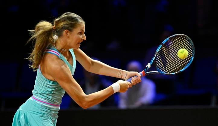 Karolina Pliskova (CZE) Aktion Tennis Damen Porsche-Cup Porsche Tennis Grand Prix GP Stuttgart 2023 Viertelfinale Porsche Arena 21.04.2022 DFL REGULATIONS PROHIBIT ANY USE OF PHOTOGRAPHS AS IMAGE SEQUENCES AND OR QUASI-VIDEO Porsche Tennis Grand Prix GP Stuttgart 2023