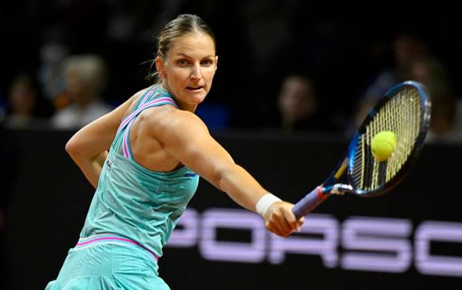 Karolina Pliskova (CZE) Aktion Tennis Damen Porsche-Cup Porsche Tennis Grand Prix GP Stuttgart 2023 Viertelfinale Porsche Arena 21.04.2022 DFL REGULATIONS PROHIBIT ANY USE OF PHOTOGRAPHS AS IMAGE SEQUENCES AND OR QUASI-VIDEO Porsche Tennis Grand Prix GP Stuttgart 2023