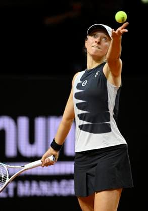 Iga Swiatek (POL) Aktion Aufschlag Tennis Damen Porsche-Cup Porsche Tennis Grand Prix GP Stuttgart 2023 Viertelfinale Porsche Arena 21.04.2022 DFL REGULATIONS PROHIBIT ANY USE OF PHOTOGRAPHS AS IMAGE SEQUENCES AND OR QUASI-VIDEO Porsche Tennis Grand Prix GP Stuttgart 2023