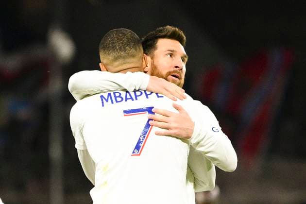 Sport Themen der Woche KW16 Sport Bilder des Tages Joie des joueurs du PSG apres le second but de Kylian Mbappe (PSG) Lionel Messi (PSG) FOOTBALL : Angers vs PSG - Ligue1 - 21 04 2023 JBAutissier Panoramic 