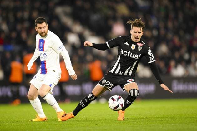 Fußball, SCO Angers - Paris St. Germain Lionel Messi (PSG) vs Adrien Hunou (Angers) FOOTBALL : Angers vs PSG - Ligue1 - 21 04 2023 JBAutissier Panoramic 