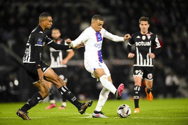 Fußball, SCO Angers - Paris St. Germain Kylian Mbappe (PSG) vs Cedric Hountondji (Angers) FOOTBALL : Angers vs PSG - Ligue1 - 21 04 2023 JBAutissier Panoramic 