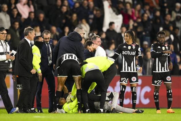 Fußball, SCO Angers - Paris St. Germain un supporters d Angers tente d obtenir le Maillot de Lionel Messi (PSG) et est arrete par la securite FOOTBALL : Angers vs PSG - Ligue1 - 21 04 2023 JBAutissier Panoramic 