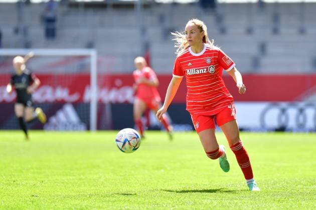 Glodis Perla Viggosdottir (4 FC Bayern München) in Aktion beim Flyeralarm Frauen-Bundesligaspiel FC Bayern München - SC Freiburg am 22.04.2023. München FC Bayern Campus Bayern Deutschland
