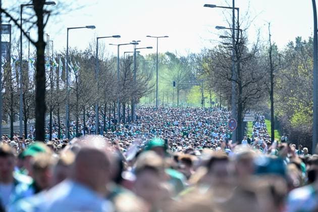 Sport Themen der Woche KW16 Sport Bilder des Tages GER, 1.FBL, Bundesliga, Hertha BSC Berlin - SV Werder Bremen 22.04.2023, Olympiastadion, Berlin , GER, 1.FBL, Bundesliga, Hertha BSC Berlin - SV Werder Bremen im Bild picture shows Fanmarsch SV Werder Bremen. *** GER, 1 FBL, Bundesliga, Hertha BSC Berlin SV Werder Bremen 22 04 2023, Olympiastadion, Berlin , GER, 1 FBL, Bundesliga, Hertha BSC Berlin SV Werder Bremen in picture shows fan march SV Werder Bremen nordphotoxGmbHx xTeresaxKroeger nordphoto00008