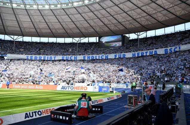 Sport Themen der Woche KW16 Fussball, Herren, Saison 2022 2023, 1. Bundesliga (29. Spieltag), Hertha BSC - SV Werder Bremen, Fans von Hertha in der Ostkurve, Zerreißt Euch endlich für Hertha BSC !, aus Protest gegen die 2:5-Niederlage bei Schalke 04 hatten die Ultras von Hertha dazu aufgerufen, die Blöcke erst nach der Erwärmung der Mannschaft zu betreten, 22.04.2023, *** Football, Men, Season 2022 2023, 1 Bundesliga 29 Matchday , Hertha BSC SV Werder Bremen, Fans of Hertha in the Ostkurve, Tear yourselves finally for Hertha BSC , in protest against the 2 5 defeat at Schalke 04 had called the Ultras of Hertha to enter the blocks only after the warming of the team, 22 04 2023, Copyright: xSebastianxRäppold MatthiasxKochx