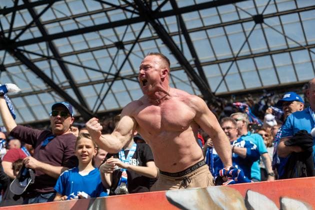 Sport Themen der Woche KW16 Torjubel Hansa Fan Oberkörperfrei; GER, FC Hansa Rostock vs. SpVgg Greuther Fürth, Fussball, 2. Bundesliga, 29. Spieltag, Spielzeit 2022 2023, 22.04..2023, DFL REGULATIONS PROHIBIT ANY USE OF PHOTOGRAPHS AS IMAGE SEQUENCES AND OR QUASI-VIDEO, GER, FC Hansa Rostock vs. SpVgg Greuther Fürth, Fussball, 2. Bundesliga, 29. Spieltag, Spielzeit 2022 2023, 22.04..2023 Rostock *** Goal celebration Hansa fan upper body free GER, FC Hansa Rostock vs SpVgg Greuther Fürth, Football, 2 Bundesliga, 29 Matchday, Season 2022 2023, 22 04 2023, DFL REGULATES PROHIBIT ANY USE OF PHOTOGRAPHS AS IMAGE SEQUENCES AND OR QUASI VIDEO, GER, FC Hansa Rostock vs SpVgg Greuther Fürth, Football, 2 Bundesliga, 29 Matchday, Season 2022 2023, 22 04 2023 Rostock Copyright: xAndyxBuenning xEibner-Pressefotox EP_abg