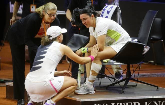 Stuttgart , Porsche Tennis Grand Prix , von links: Iga Swiatek ( POL ) Ons Jabeur ( TUN ) nach ihrer Aufgabe wegen Verletzung