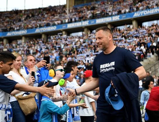 Sport Themen der Woche KW16 Sport Bilder des Tages Fussball, Herren, Saison 2022 2023, 1. Bundesliga (29. Spieltag), Hertha BSC - SV Werder Bremen, Trainer Pal Dardai (Hertha BSC) und Einlaufkinder, 22.04.2023, *** Football, men, season 2022 2023, 1 Bundesliga 29 match day , Hertha BSC SV Werder Bremen, coach Pal Dardai Hertha BSC and run-in kids, 22 04 2023, Copyright: xSebastianxRäppold MatthiasxKochx