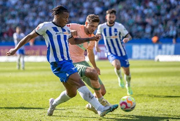 Sport Bilder des Tages Berlin, 22.04.2023, Fussball, Bundesliga, 29. Spieltag, Hertha BSC - SV Werder Bremen, Olympiastadion. Berlins Jessic Ngankam (l) trifft gegen Niklas Stark von Werder Bremen zum 1:4. DFL regulations and DFB regulations prohibit any use of photographs as image sequences and or quasi-video, Foto: Andreas Gora Hertha BSC - Werder Bremen