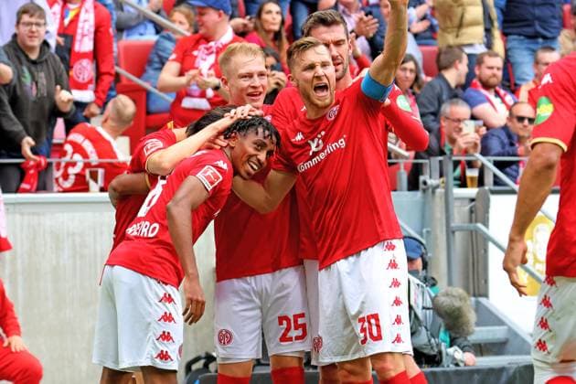 Bilder des Jahres 2023, Sport 04 April Sport Themen der Woche KW16 Sport Bilder des Tages Mainz, Deutschland 22. April 2023: 1. BL - 2022 2023 - FSV Mainz 05 vs. FC Bayern München Im Bild: Torschuetze Leandro Barreiro (Mainz) (1.v.li.) freut sich ueber sein Tor zum 2:1 DFL regulations prohibit any use of photographs as image sequences and or quasi-video Mewa Arena Rheinland - Pfalz *** Mainz, Germany 22 April 2023 1 BL 2022 2023 FSV Mainz 05 vs FC Bayern Munich In picture Goal scorer Leandro Barreiro Mainz 1 v li is delighted with his goal to 2 1 DFL regulations prohibit any use of photographs as image sequences and or quasi video Mewa Arena Rheinland Pfalz Copyright: xFotostandx xRacochax