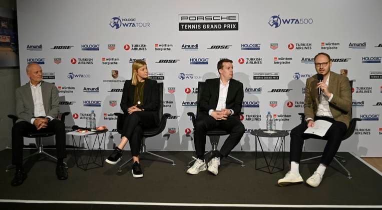 Pressekonferenz PK mit von links: Turnierdirektor Markus Guenthardt, Sportliche Leiterin Anke Huber, Deniz Keskin, Leiter Brand Management und Partnerschaften der Porsche AG, Markus Rothermel, Öffentlichkeitsarbeit, Presse, Nachhaltigkeit und Politik, Pressesprecher Sportkommunikation Tennis Damen Porsche-Cup Porsche Tennis Grand Prix GP Stuttgart 2023 Finale Porsche Arena 23.04.2022 DFL REGULATIONS PROHIBIT ANY USE OF PHOTOGRAPHS AS IMAGE SEQUENCES AND OR QUASI-VIDEO Porsche Tennis Grand Prix GP Stuttgart 2023