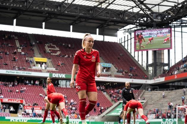 GER, 1.FFBL, 1.FC Koeln vs Eintracht Frankfurt 23.04.2023, RheinEnergieSTADION, Koeln, GER, 1.FFBL, 1.FC Koeln vs Eintracht Frankfurt im Bild picture shows Mandy Islacker (1. FC Koeln, 8) beim Aufwärmen vor dem Spiel