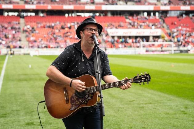 GER, 1.FFBL, 1.FC Koeln vs Eintracht Frankfurt 23.04.2023, RheinEnergieSTADION, Koeln, GER, 1.FFBL, 1.FC Koeln vs Eintracht Frankfurt im Bild picture shows Björn Heuser singt vor dem Spiel