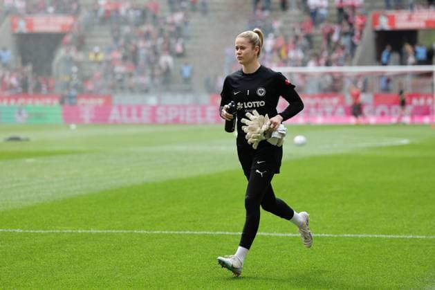 Flyeralarm Frauen - Bundesliga 2022-2023: 1. FC Köln - SG Eintracht Frankfurt Stina Johannes (FRA, 1) beim Warmup Köln RheinEnergieStadion Nordrhein-Westfalen Deutschland