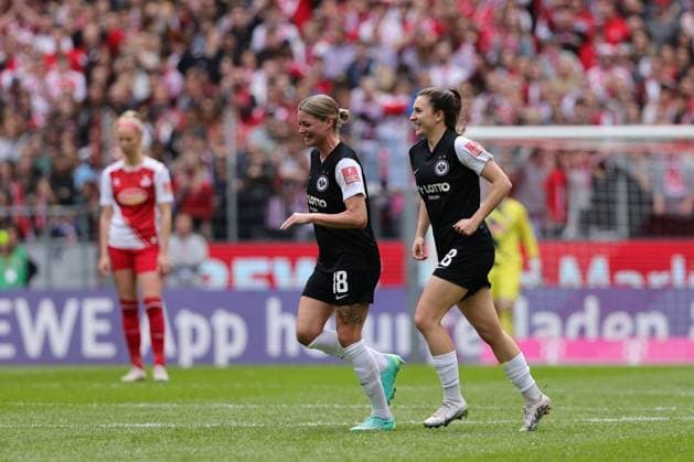 Flyeralarm Frauen - Bundesliga 2022-2023: 1. FC Köln - SG Eintracht Frankfurt Tor für SG Eintracht Frankfurt durch Barbara Dunst (FRA, 28) jubelt mit Verena Hanshaw (FRA, 18) Köln RheinEnergieStadion Nordrhein-Westfalen Deutschland