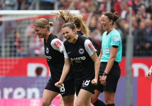 Torjubel 0-1 Verena Hanshaw (SGE), Barbara Dunst (SGE), 1. FC Köln - Eintracht Frankfurt, Flyeralarm Frauen Bundesliga, 18. Spieltag, Rhein-Energie-Stadion Köln, Deutschland, 18.03.2023.