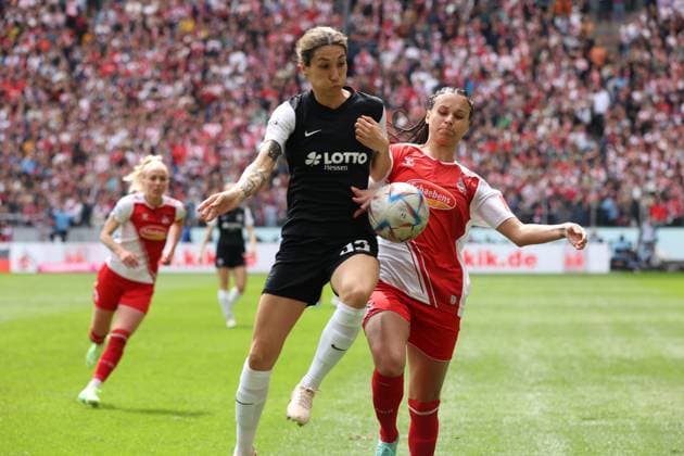 Sara Doorsoun (SGE), Genessee Puntigam (Köln), 1. FC Köln - Eintracht Frankfurt, Flyeralarm Frauen Bundesliga, 18. Spieltag, Rhein-Energie-Stadion Köln, Deutschland, 18.03.2023.