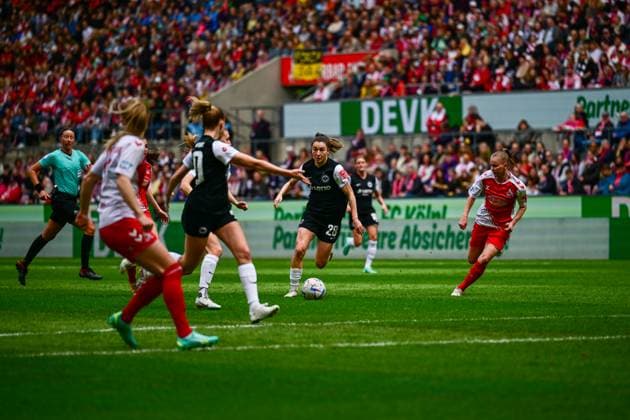 23.04.2023, GER, Fußball, FLYERALARM Frauen-Bundesliga 2022 2023, 1. FC Köln - Eintracht Frankfurt Barbara Dunst (28 Frankfurt) läuft in Richtung des Kölner Tores und bereitet sich auf den Torschuss vor. Köln RheinEnergieSTADION Nordrhein-Westfalen Deutschland